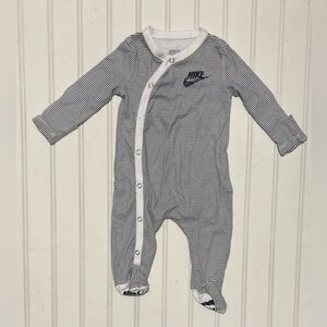 Nike Baby Bodysuit Size 3 Months‎ Black White Striped Long Sleeve Romper Footies